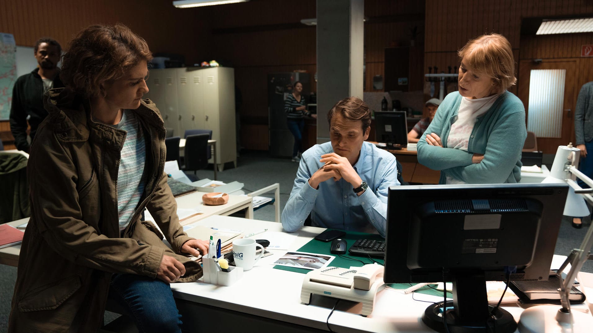 Wanda Goldwasser (Eli Wasserscheid), Felix Voss (Fabian Hinrichs) und Paula Ringelhahn (Dagmar Manzel) rätseln im Polizeipräsidium darüber, woher das Armband am Handgelenk der Toten stammen könnte.