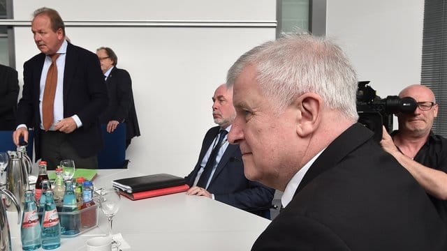 Verdi-Chef Frank Bsirske (l) und Bundesinnenminister Horst Seehofer bei der Fortsetzung der Tarifverhandlungen für den öffentlichen Dienst. Verdi-Chef Frank Bsirske (l) und Bundesinnenminister Horst Seehofer bei der Fortsetzung der Tarifverhandlungen für den öffentlichen Dienst.