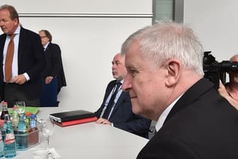 Verdi-Chef Frank Bsirske (l) und Bundesinnenminister Horst Seehofer bei der Fortsetzung der Tarifverhandlungen für den öffentlichen Dienst.
