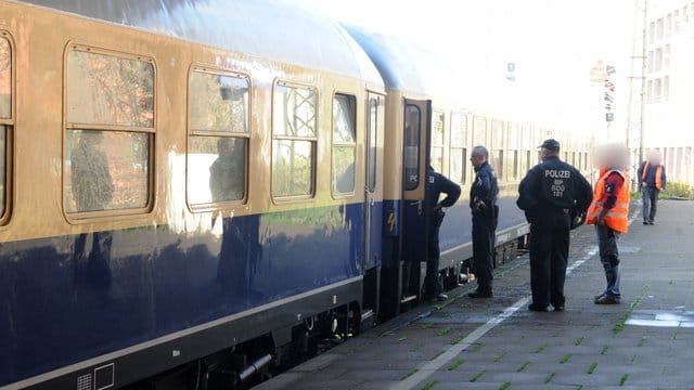 Polizisten stehen auf dem Bahnhof in Mönchengladbach. Polizisten stehen auf dem Bahnhof in Mönchengladbach.