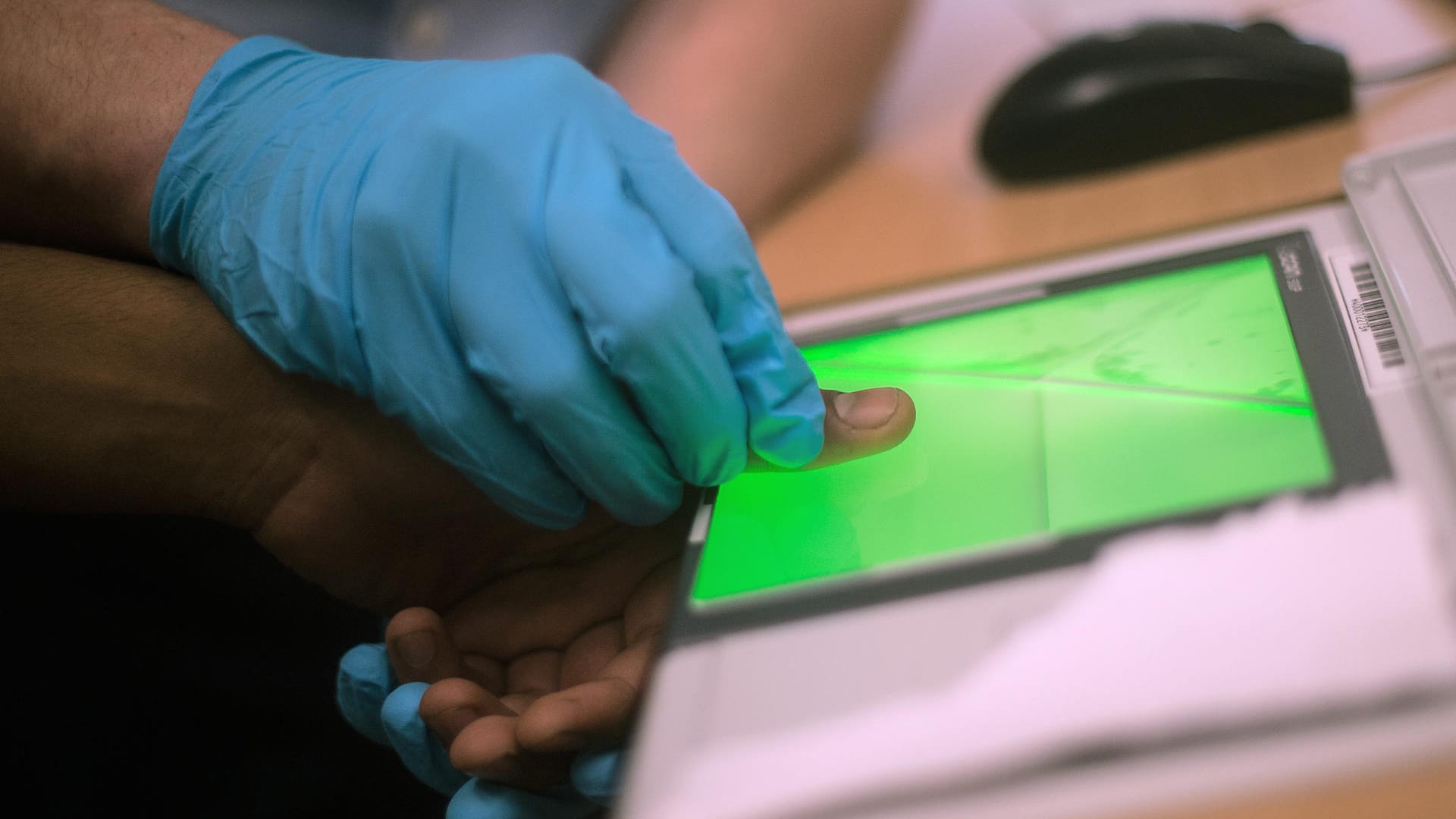 An einem Fingerabdruck-Scanner wird ein Fingerabdruck digital abgenommen und gespeichert: Die EU-Kommission fordert EU-weit den digitalen Fingerabdruck verpflichtend auf dem Personalausweis. An einem Fingerabdruck-Scanner wird ein Fingerabdruck digital abgenommen und gespeichert: Die EU-Kommission fordert EU-weit den digitalen Fingerabdruck verpflichtend auf dem Personalausweis.