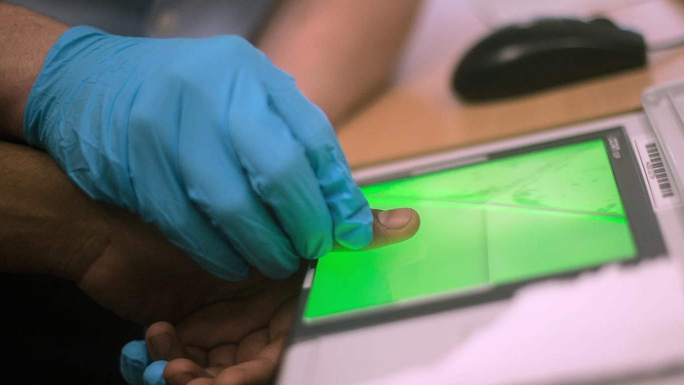 An einem Fingerabdruck-Scanner wird ein Fingerabdruck digital abgenommen und gespeichert: Die EU-Kommission fordert EU-weit den digitalen Fingerabdruck verpflichtend auf dem Personalausweis.