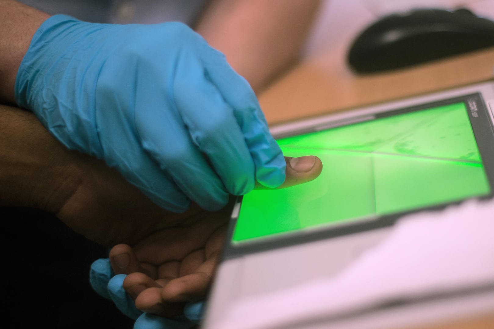 An einem Fingerabdruck-Scanner wird ein Fingerabdruck digital abgenommen und gespeichert: Die EU-Kommission fordert EU-weit den digitalen Fingerabdruck verpflichtend auf dem Personalausweis.