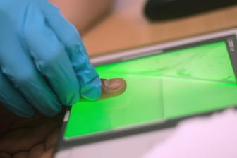 An einem Fingerabdruck-Scanner wird ein Fingerabdruck digital abgenommen und gespeichert: Die EU-Kommission fordert EU-weit den digitalen Fingerabdruck verpflichtend auf dem Personalausweis.
