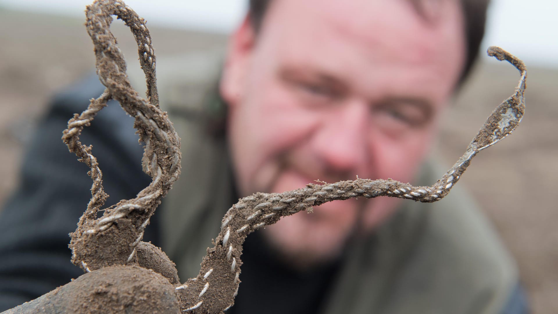 Hobbyarchäologe René Schön zeigt nach der Ausgrabung einen kunstvoll geflochtene Silber-Halsring: "Das war der Fund meines Lebens", sagt Schön zum Blauzahn-Silberschatz.