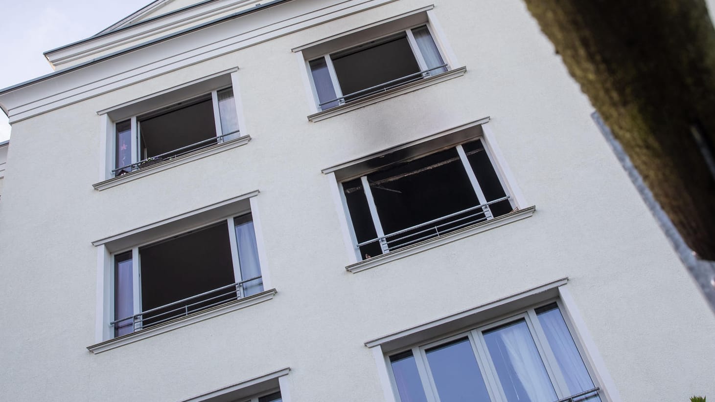 Rußspuren eines Brandes sind an der Fassade eines Seniorenheimes zu sehen: Ein Bewohner ist bei einem Feuer in seiner Wohnung ums Leben gekommen, 24 weitere Mensche wurden durch Rauchgase verletzt, zehn von ihnen schwer. Rußspuren eines Brandes sind an der Fassade eines Seniorenheimes zu sehen: Ein Bewohner ist bei einem Feuer in seiner Wohnung ums Leben gekommen, 24 weitere Mensche wurden durch Rauchgase verletzt, zehn von ihnen schwer.