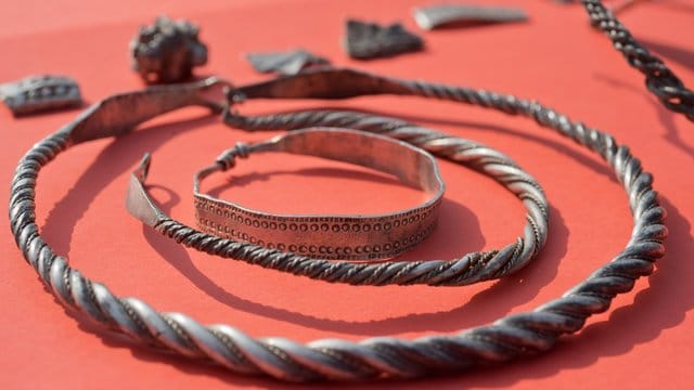 Möglicherweise wurde der Schatz auf der Flucht des Dänenkönigs Harald Blauzahn vergraben. Möglicherweise wurde der Schatz auf der Flucht des Dänenkönigs Harald Blauzahn vergraben.