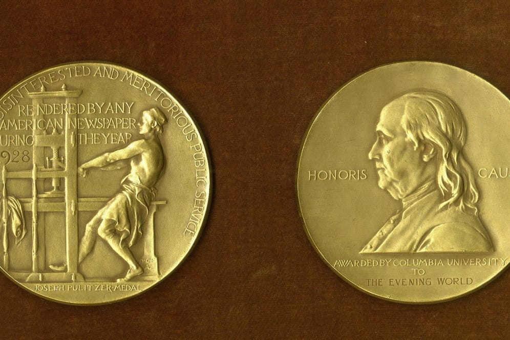 Die Pulitzer-Medaille für die Kategorie "Verdienst für die Öffentlichkeit": Der als am wichtigsten angesehene Preis in der US-Medienbranche wird an der Columbia University verliehen.