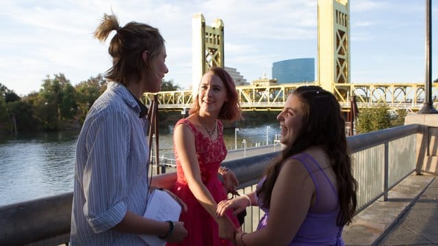 Lady Bird McPherson (Saoirse Ronan, M) hat im letzten Schuljahr einfach genug von allem.