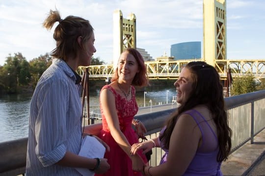 Lady Bird McPherson (Saoirse Ronan, M) hat im letzten Schuljahr einfach genug von allem.