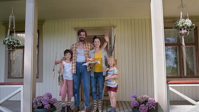 Matti (Mikke Rasch, l-r), Papa Sulo (Tommi Korpela), Mama Annette (Sabine Timoteo) und Sami (Nick Holaschke) freuen sich über das neue, schöne Haus in der Natur.