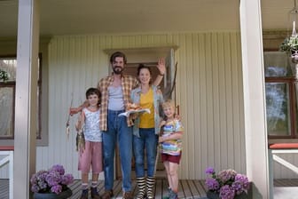 Matti (Mikke Rasch, l-r), Papa Sulo (Tommi Korpela), Mama Annette (Sabine Timoteo) und Sami (Nick Holaschke) freuen sich über das neue, schöne Haus in der Natur.