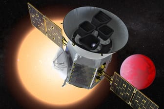 Eine Illustration der NASA zeigt das Weltraumteleskop "Tess" vor einem Lavaplaneten: Der Satellit "Tess" soll die hellsten Sterne nach kreuzenden Planeten (Exoplaneten) untersuchen.