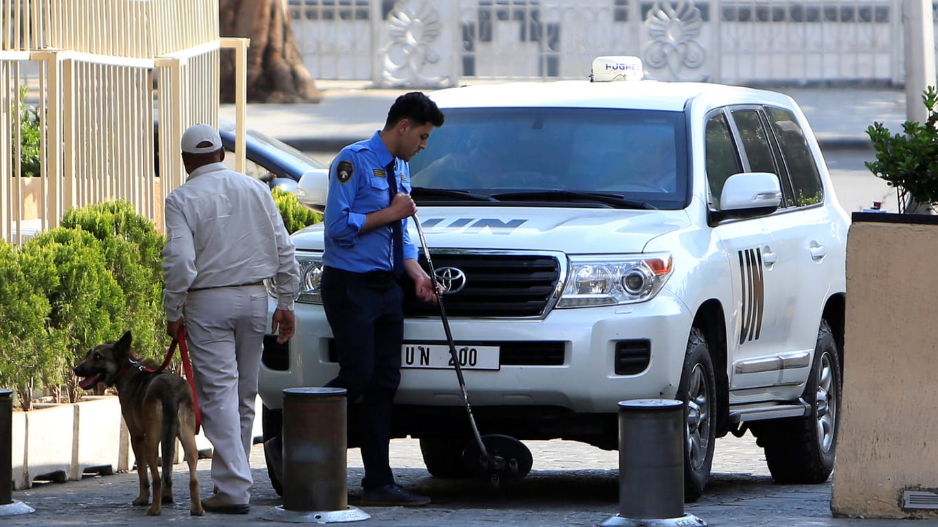 In Fahrzeugen der Vereinten Nationen (UN) sind die OPCW-Experten in Damaskus angekommen: In die mutmaßlich von einem Chemiewaffen-Angriff betroffene Stadt Duma kommen sie bislang nicht.