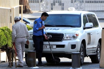 In Fahrzeugen der Vereinten Nationen (UN) sind die OPCW-Experten in Damaskus angekommen: In die mutmaßlich von einem Chemiewaffen-Angriff betroffene Stadt Duma kommen sie bislang nicht.
