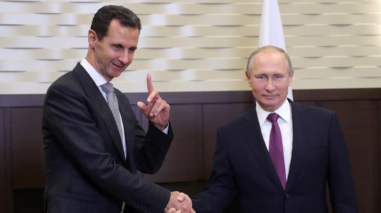 Baschar al-Assad bei einem Treffen mit Wladimir Putin im November 2017 in Sotschi: Russland beharrt auf eine Einbindung Assads in einen Friedensprozess in Syrien.