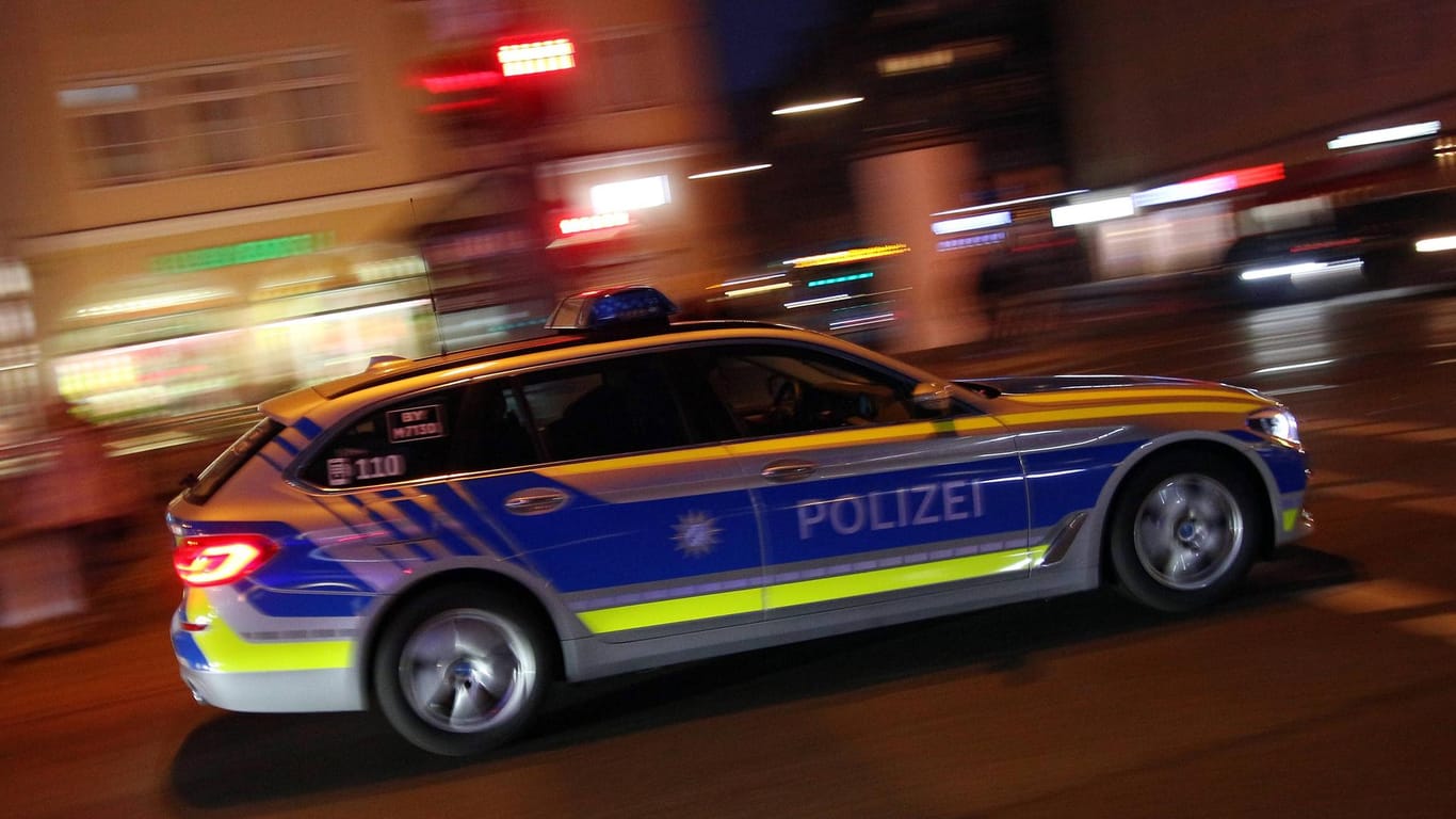 Polizei in Bayern im Einsatz: Ein betrunkener 18-Jähriger ist mit seinem Auto durch Nürnberg gerast und hat erheblichen Sachschaden hinterlassen.