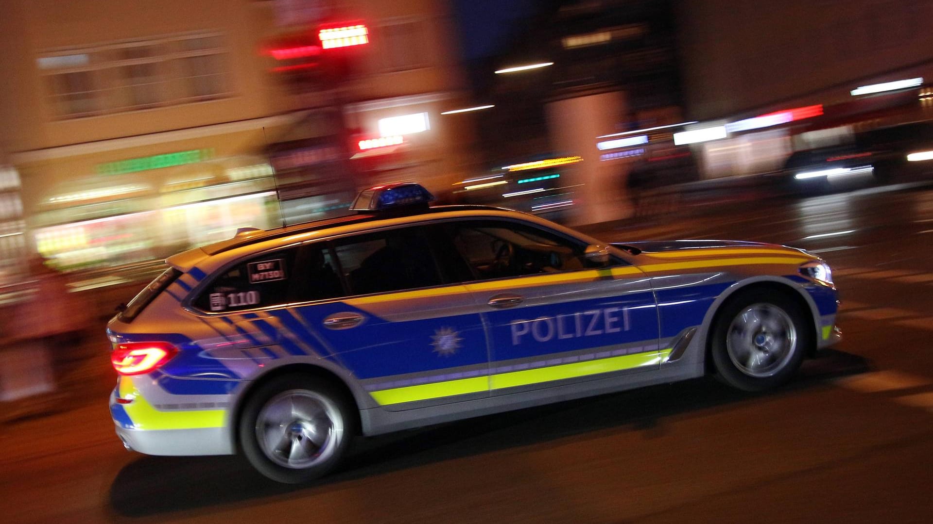 Polizei in Bayern im Einsatz: Ein betrunkener 18-Jähriger ist mit seinem Auto durch Nürnberg gerast und hat erheblichen Sachschaden hinterlassen. Polizei in Bayern im Einsatz: Ein betrunkener 18-Jähriger ist mit seinem Auto durch Nürnberg gerast und hat erheblichen Sachschaden hinterlassen.