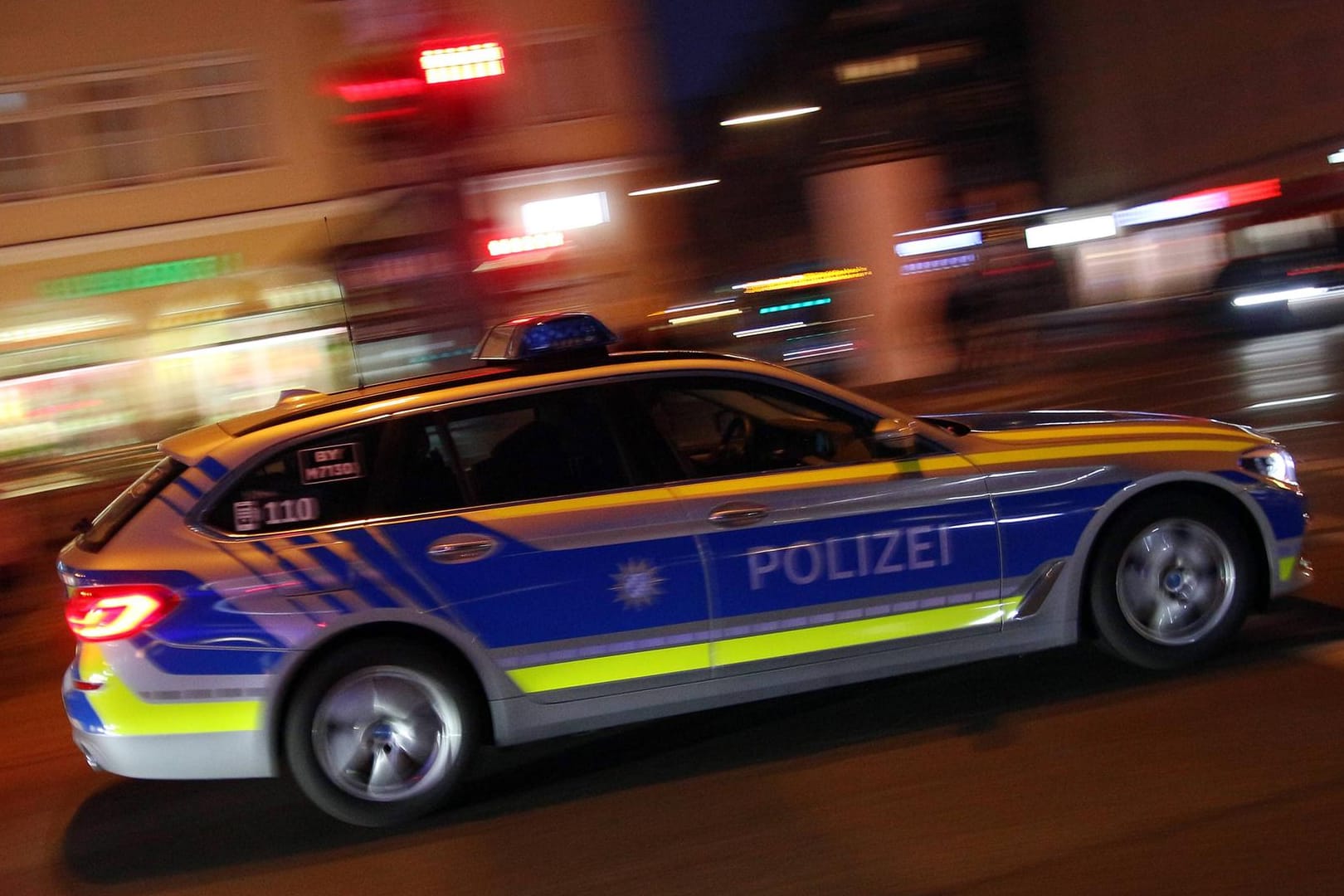 Polizei in Bayern im Einsatz: Ein betrunkener 18-Jähriger ist mit seinem Auto durch Nürnberg gerast und hat erheblichen Sachschaden hinterlassen.
