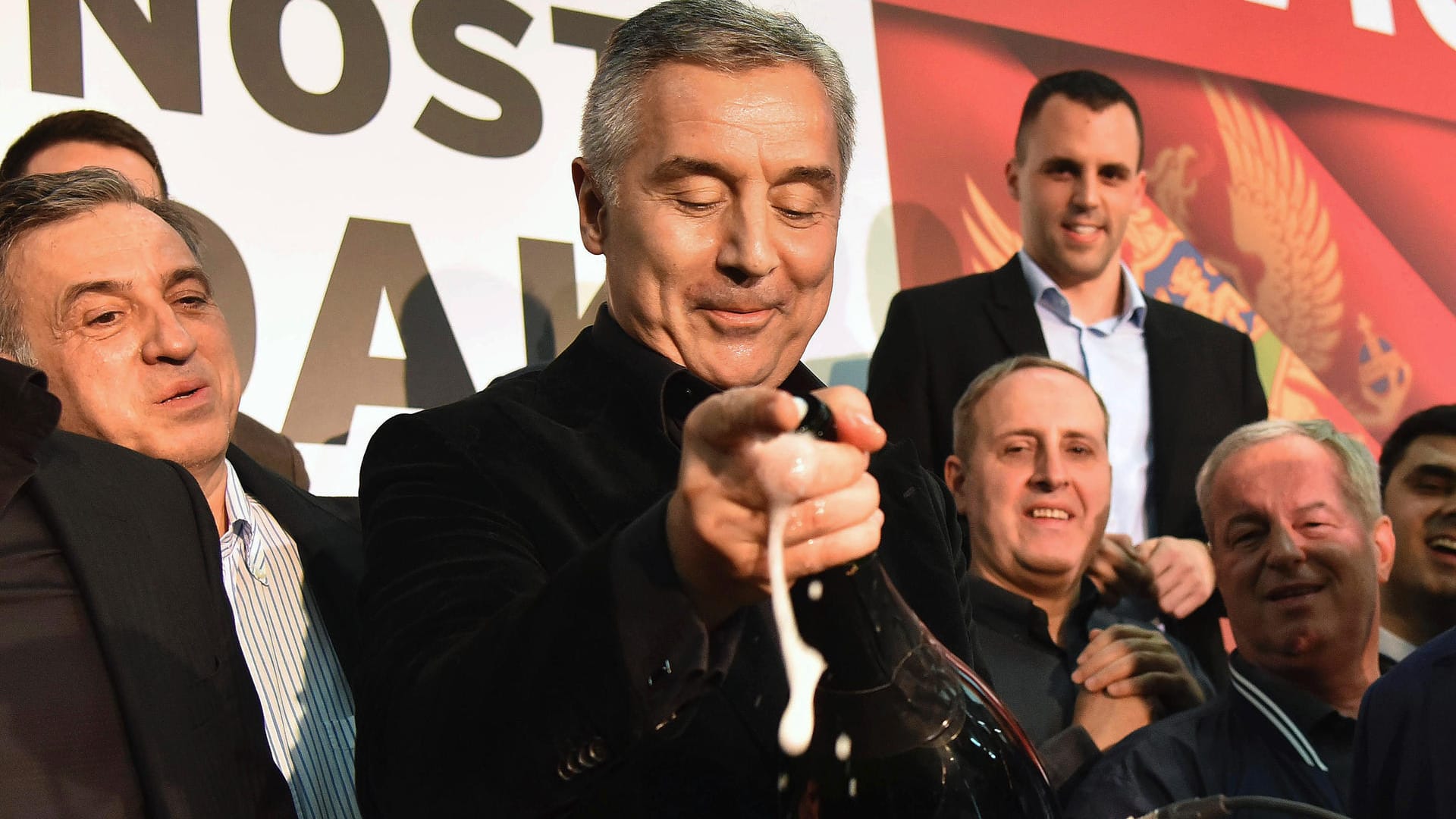 Der frühere Minister Montenegros Milo Djukanovic freut sich über seine Wahl zum Präsidenten: Zur Feier seiner gewonnen Präsidentschaftswahl lässt er die Korken knallen.
