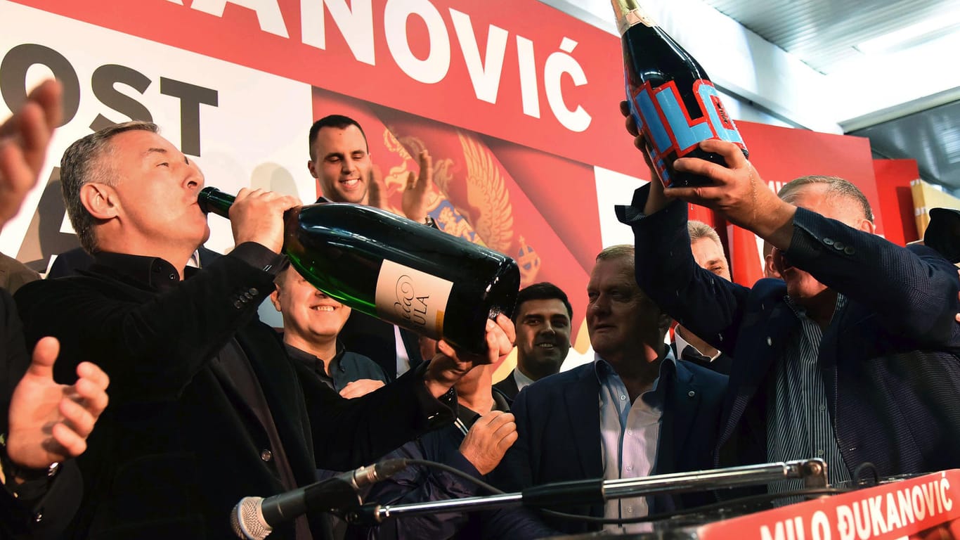 Milo Djukanovic trinkt während einer Feier nach der gewonnenen Präsidentschaftswahl Champagner: Milo Djukanovic ist seit mehr als zweieinhalb Jahrzehnten entweder Regierungs- oder Staatschef von Montenegro, jetzt jubelt er über die gewonnen Präsidentschaftswahl.