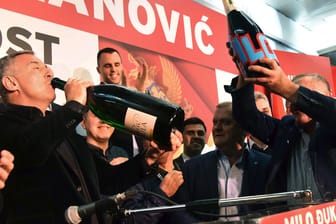 Milo Djukanovic trinkt während einer Feier nach der gewonnenen Präsidentschaftswahl Champagner: Milo Djukanovic ist seit mehr als zweieinhalb Jahrzehnten entweder Regierungs- oder Staatschef von Montenegro, jetzt jubelt er über die gewonnen Präsidentschaftswahl.