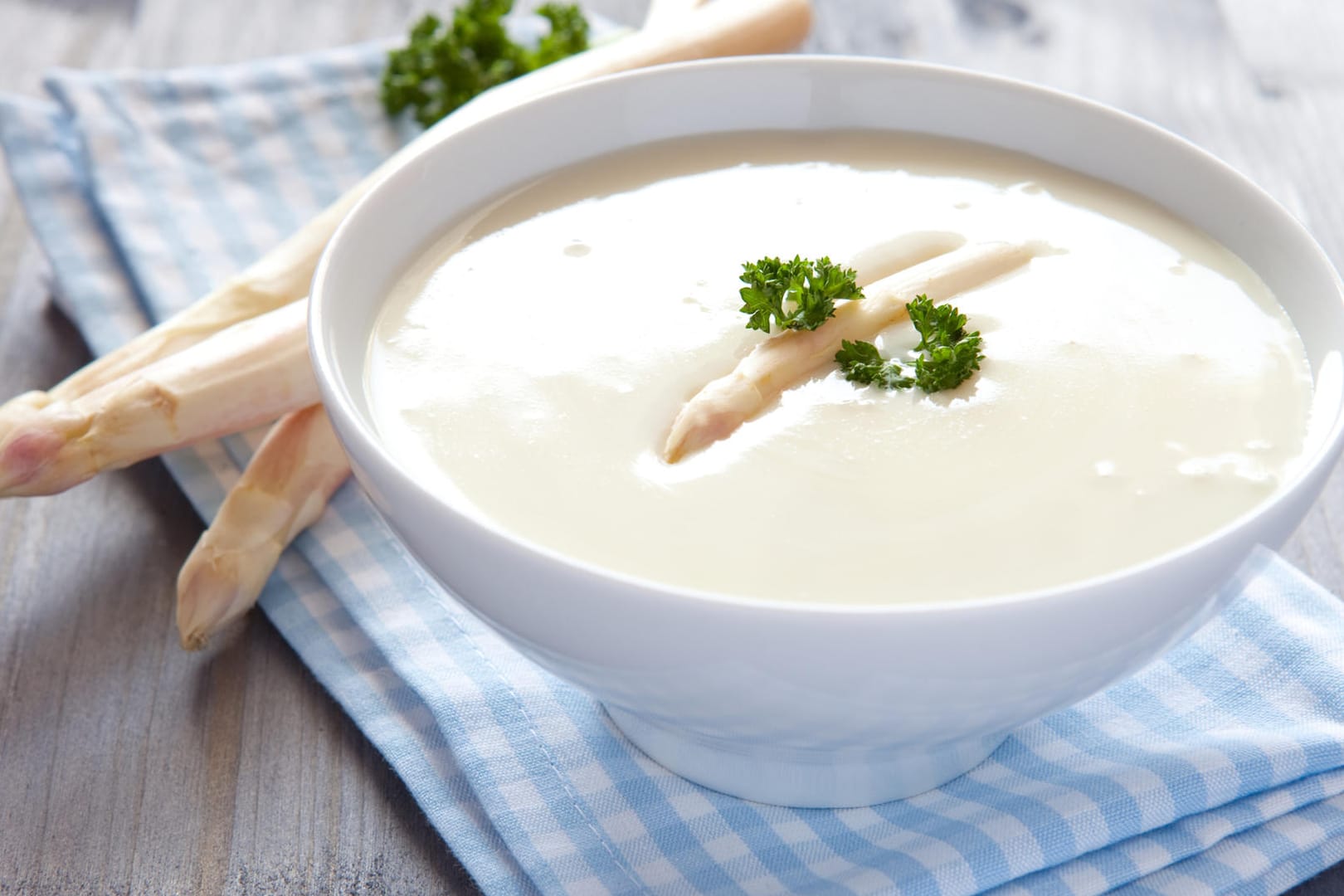 Spargelcremesuppe: Besonders in der Spargelzeit eine beliebte Vorspeise.