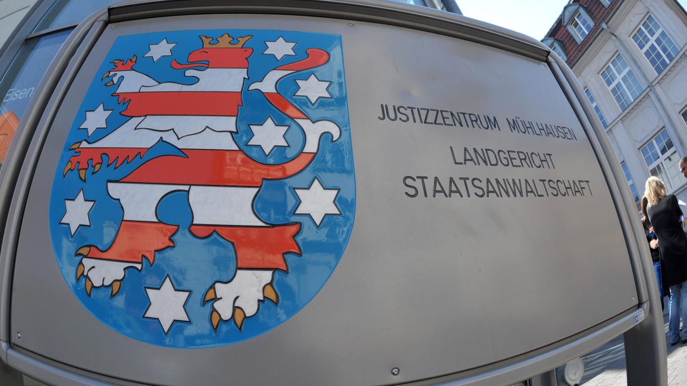 Am Justizzentrum mit dem Landgericht in Mühlhausen prangt das Thüringer Wappen: In einem Prozess gegen einen Studenten hat der Angeklagte gestanden, seine Kommilitonin getötet zu haben. (Archivbild)