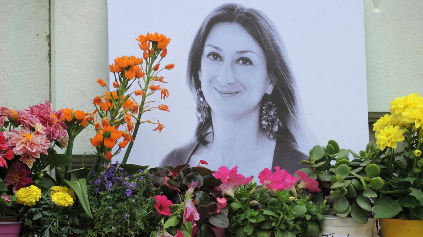 Am Fuß eines Denkmals vor dem Justizpalast in Valletta (Malta) erinnert ein Foto an die ermordete Journalistin Daphne Caruana Galizi:. Ein halbes Jahr nach dem Attentat kritisieren Schriftsteller die schleppenden Ermittlungen. (Archivbild)