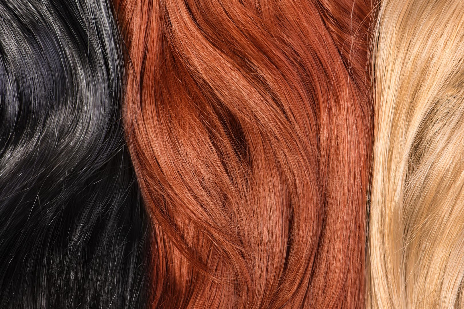 Schwarzes, rotes und blondes Haar nebeneinander