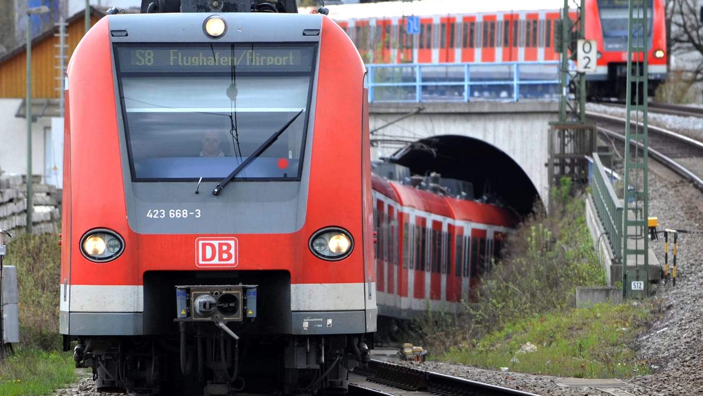 Eine S-Bahn kommt in München (Bayern) aus einem Tunnel hervor: In München ist ein 21-jähriger Mann von einer S-Bahn getötet werden, nachdem er zu Fuß die Gleise entlang gelaufen war. (Archivbild)