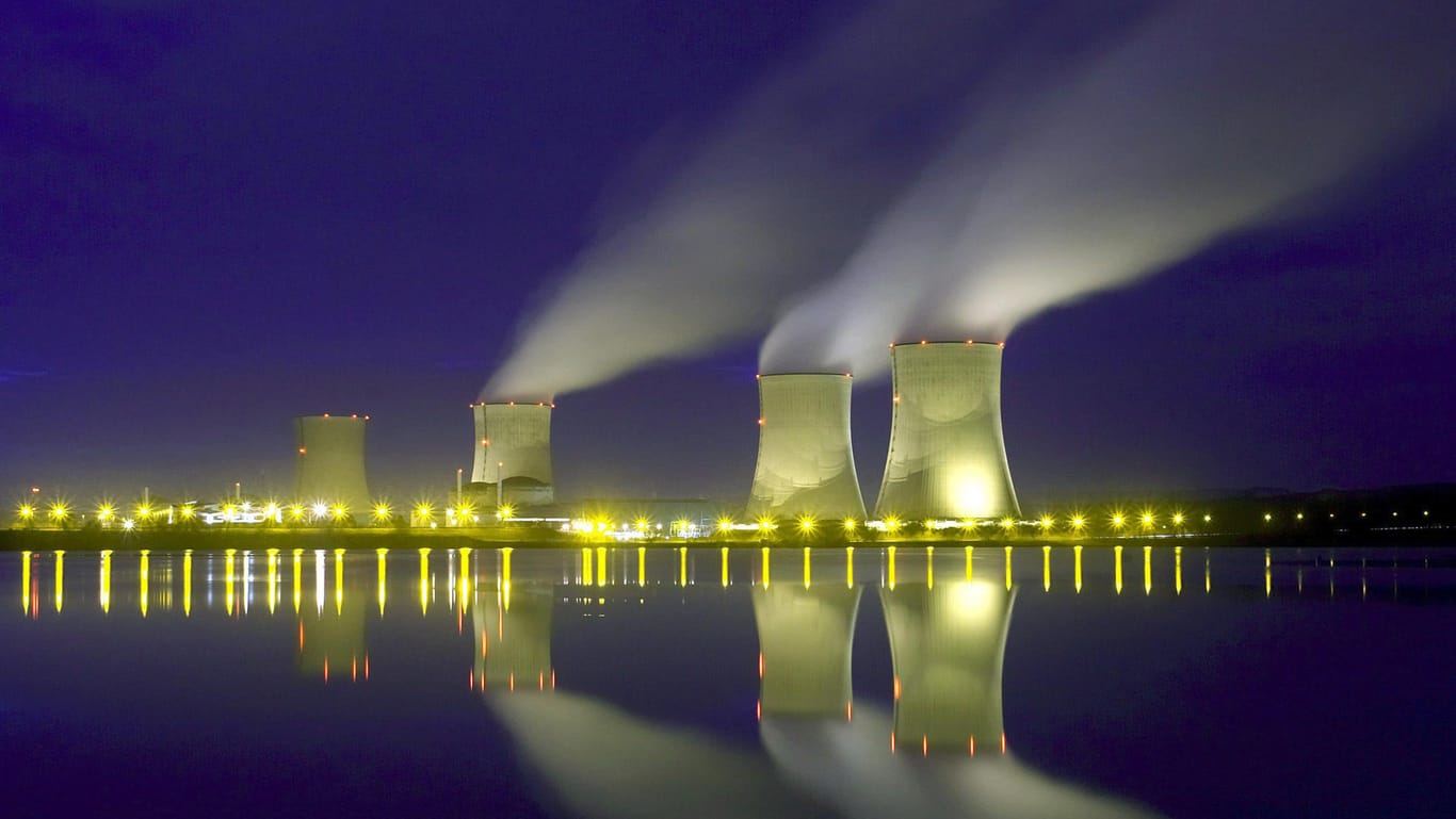 Das französische Atomkraftwerk Cattenom nahe der deutschen Grenze spiegelt sich im Wasser des nahegelegenen Sees: Rheinland-Pfalz und Saarland haben sich gegen eine Klage gegen das französische Atomkraftwerk entschieden. (Archivbild)