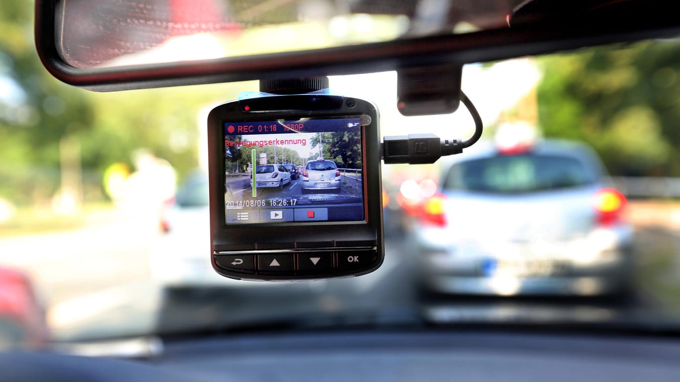 Eine sogenannte Dashcam, befestigt an der Windschutzschreibe, filmt Straßenverkehr aus einem Auto: Die Polizei in NRW will mit Dashcam gegen Rettungsgassen-Muffel vorgehen. (Archivbild)