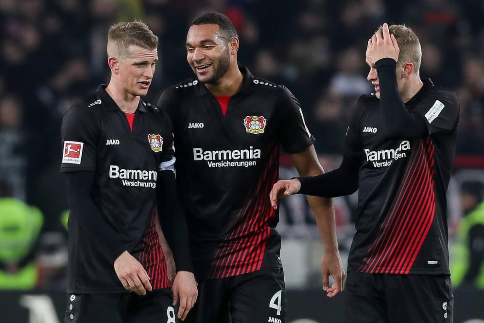 Leverkusens Tah (m.) mit den Bender-Zwillingen: Der Abwehrspieler geht selbstbewusst ins Pokal-Halbfinale gegen die Bayern.