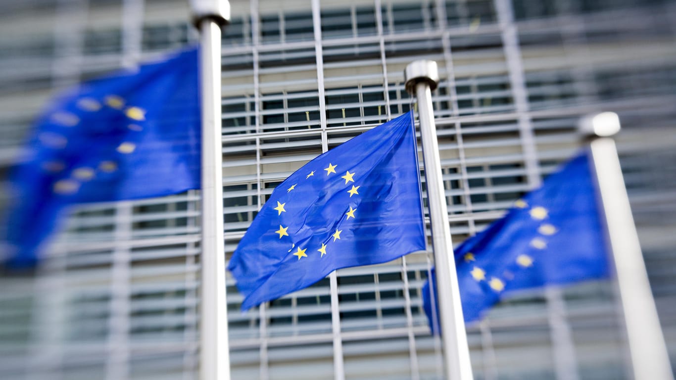 EU-Fahnen wehen vor der EU-Kommission in Brüssel: Am Mittwoch will die Kommission einen Entwurf für ein Gesetz vorstellen, das Whistleblower in der EU besser schützen soll.