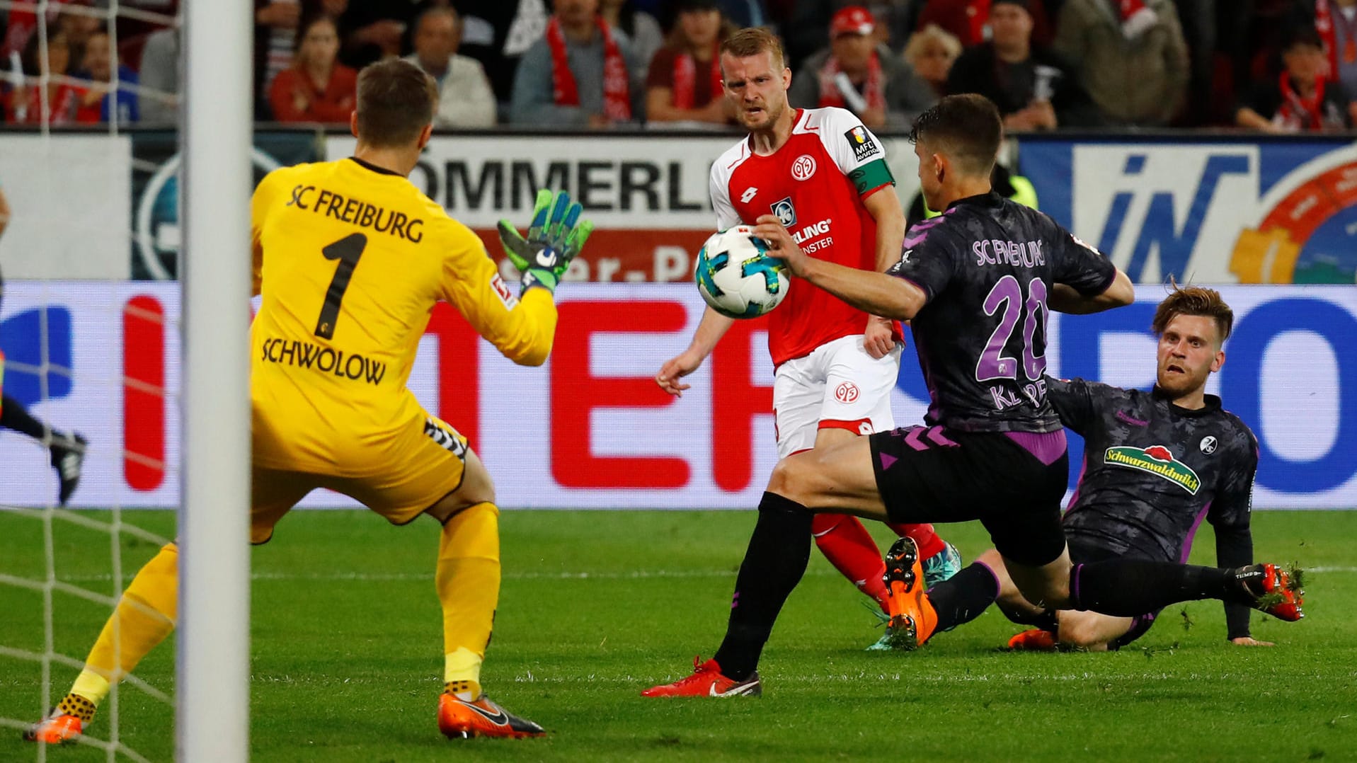 Das Handspiel, das zum kuriosen Elfmeter führte: Freiburgs Marc-Oliver Kempf (r.) lenkt einen Schuss des Mainzers Daniel Brosinski per Hand ab.