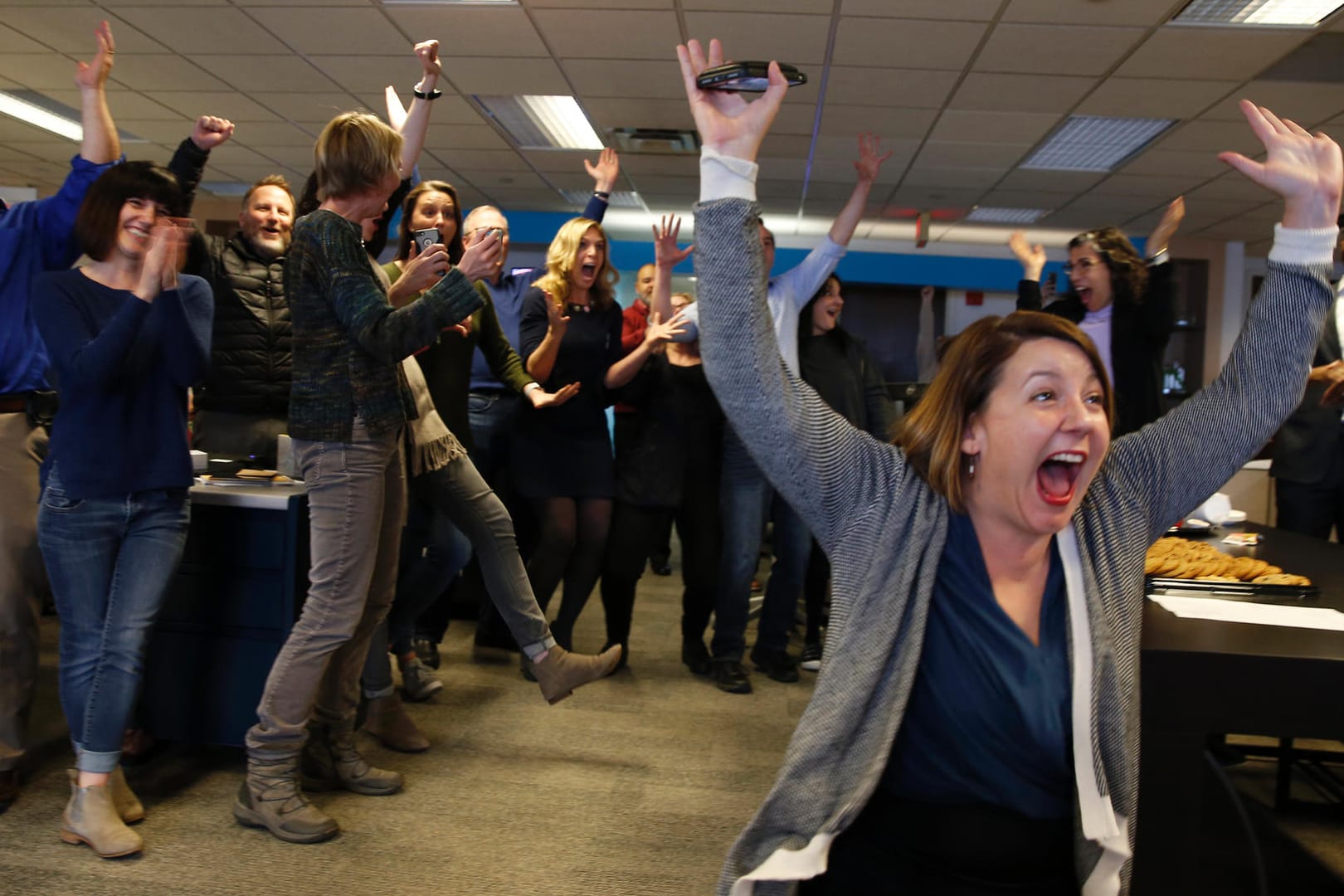 Die Journalisten Amber Hunt, Reporterin bei Cincinnati Enquirer, und ihre Kollegen jubeln, sie wurden mit dem Pulitzer-Preis in der Kategorie "Lokale Berichterstattung" ausgezeichnet: Am Montagabend wurde der Pulitzer-Preis an der Columbia University verliehen.