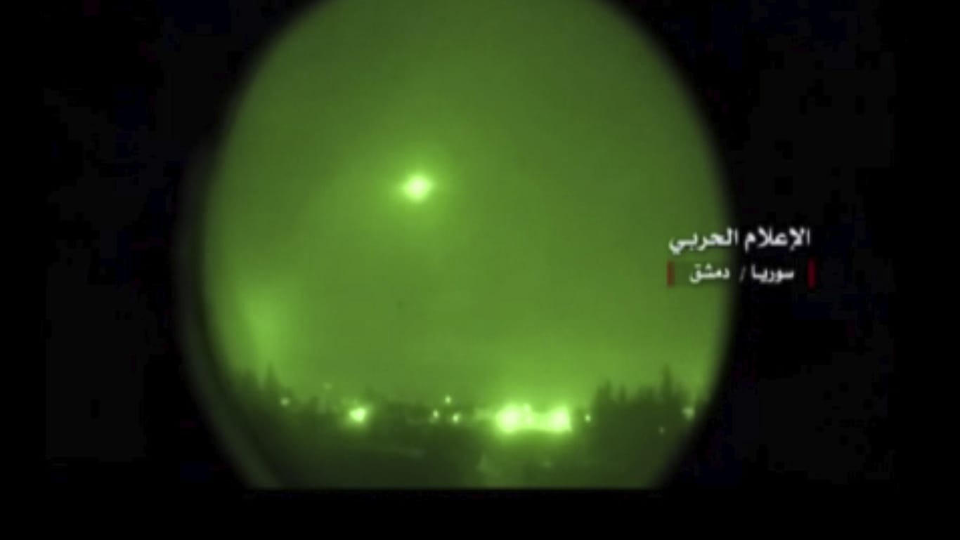 Nervosität in Syrien: Dieses von der syrischen Regierung veröffentlichte Videostandbild zeigt Raketen, die das Land während des US-geführten Luftangriffs vorige Woche trafen. In der Nacht hat es einen Fehlalarm gegeben.