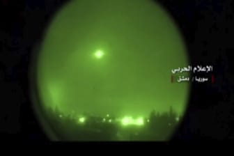 Nervosität in Syrien: Dieses von der syrischen Regierung veröffentlichte Videostandbild zeigt Raketen, die das Land während des US-geführten Luftangriffs vorige Woche trafen. In der Nacht hat es einen Fehlalarm gegeben.