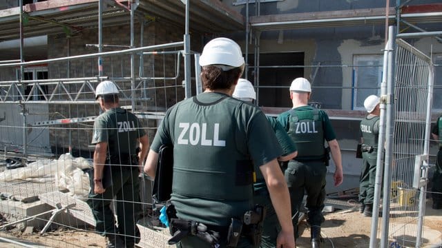 Zollbeamte durchsuchen bei einer Razzia gegen Schwarzarbeit eine Baustelle in Frankfurt am Main. Zollbeamte durchsuchen bei einer Razzia gegen Schwarzarbeit eine Baustelle in Frankfurt am Main.
