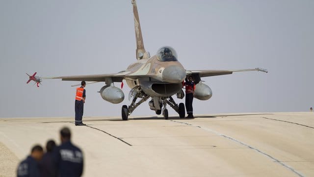F-16-Kampfjet der israelischen Luftwaffe auf einem Militärflughafen bei Eilat. F-16-Kampfjet der israelischen Luftwaffe auf einem Militärflughafen bei Eilat.