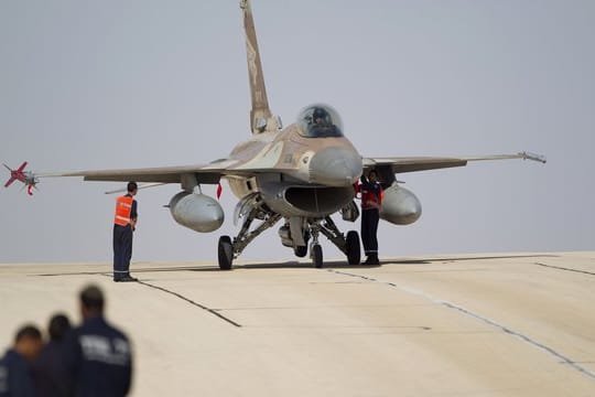 F-16-Kampfjet der israelischen Luftwaffe auf einem Militärflughafen bei Eilat.
