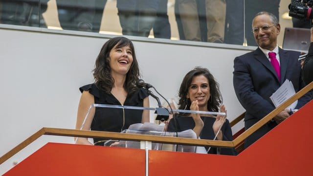Megan Twohey (l) und Jodi Kantor halten nach der Preisbekanntgabe eine Rede in der Redaktion. Megan Twohey (l) und Jodi Kantor halten nach der Preisbekanntgabe eine Rede in der Redaktion.