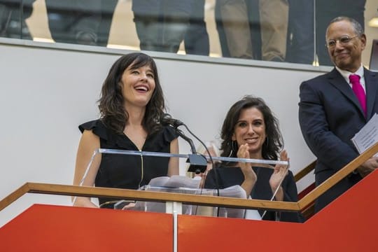 Megan Twohey (l) und Jodi Kantor halten nach der Preisbekanntgabe eine Rede in der Redaktion.