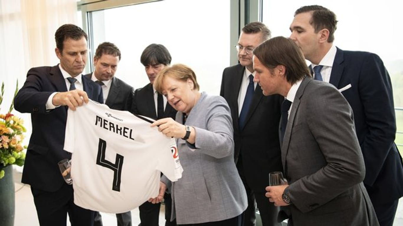 Ein Geschenk, das passt: Bundeskanzlerin Angela Merkel ist ein großer Fußball-Fan.