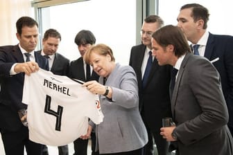 Ein Geschenk, das passt: Bundeskanzlerin Angela Merkel ist ein großer Fußball-Fan.