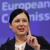 EU-Justizkommissarin Vera Jourova: Facebook und andere wüssten, "dass das Spielzeug in ihren Händen schwierig zu kontrollieren ist."