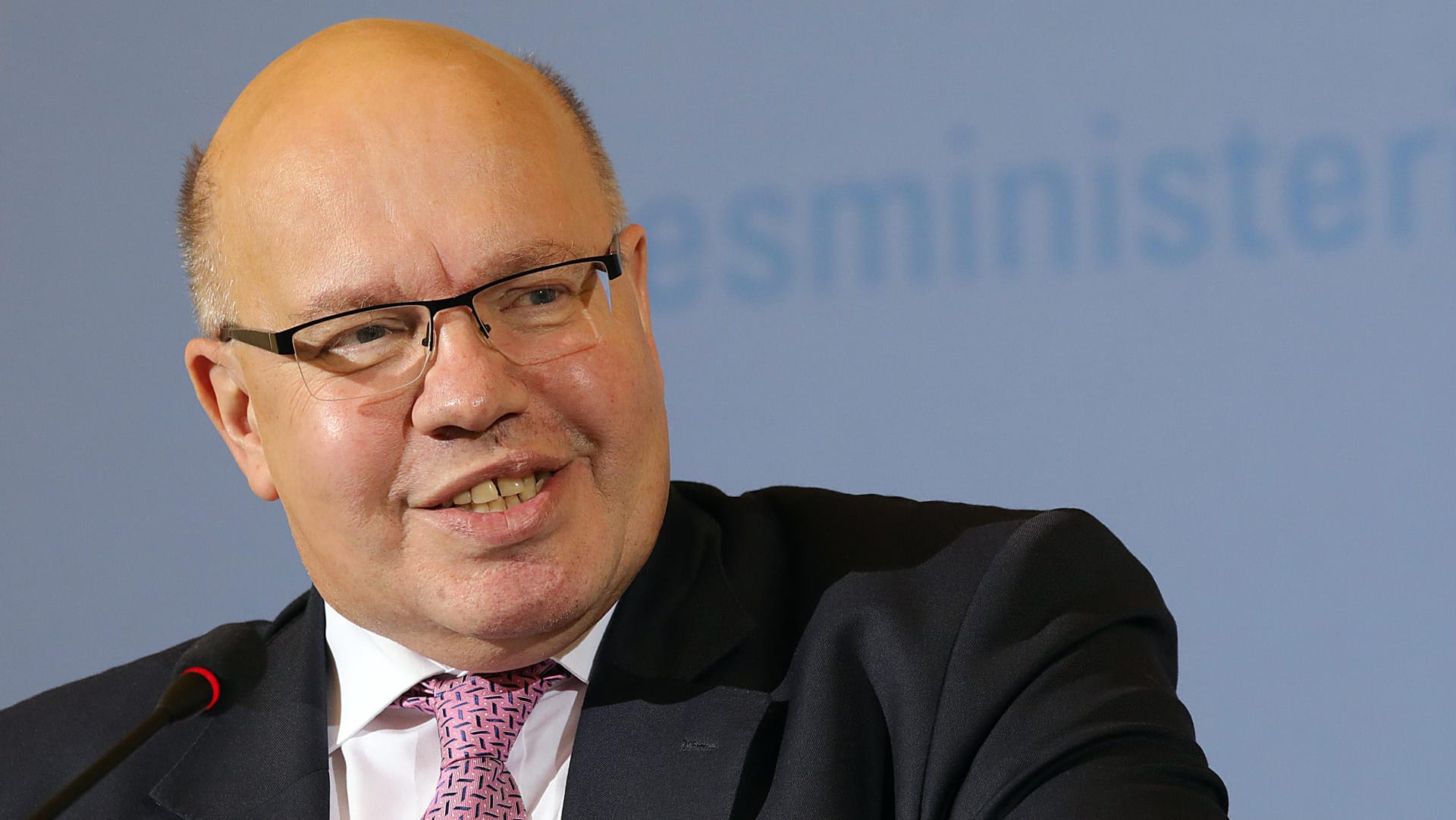 Bundeswirtschaftsminister Peter Altmaier (CDU): "Heute ist der Ausbau der erneuerbaren Energien zu einem Bruchteil möglich als in der Vergangenheit." Bundeswirtschaftsminister Peter Altmaier (CDU): "Heute ist der Ausbau der erneuerbaren Energien zu einem Bruchteil möglich als in der Vergangenheit."