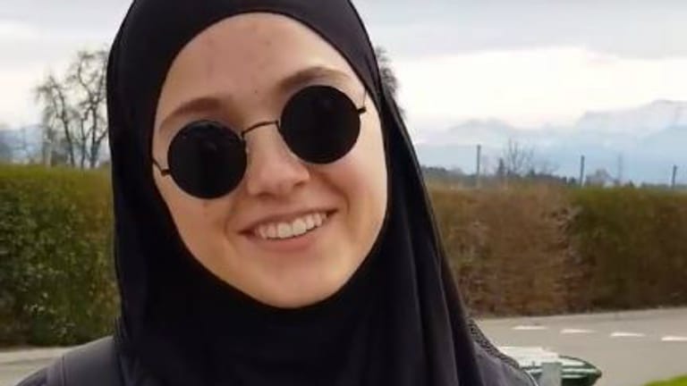 Hipp: Eine sympathische Muslima wirbt lächelnd in einem Video des vom Schweizer Verfassungsschutz beobachten Zentralrats für die Teilnahme am Protest.