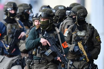 Ein Spezialeinsatzkommando der Polizei im Einsatz: Bei den Razzien gegen Rechtsterroristen waren mehrere SEK-Einheiten im Einsatz.